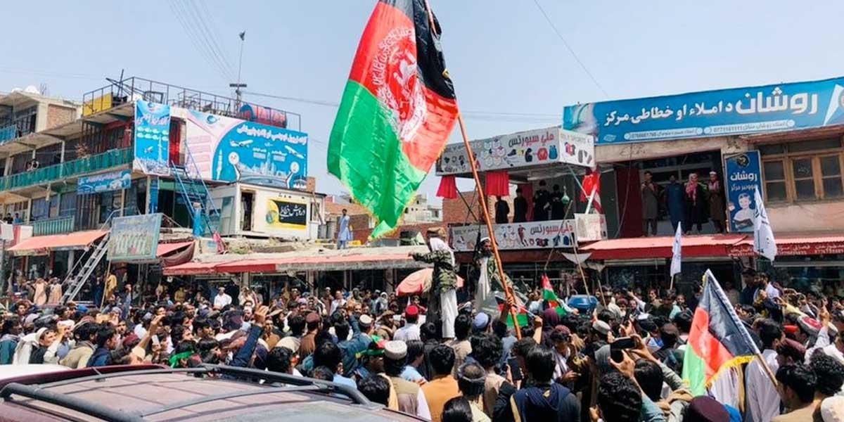 Video: Talibanes abalearon protesta masiva que reclamaba mantener la bandera afgana