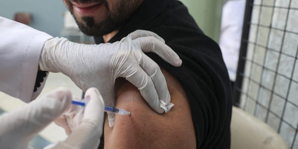 Hombre se vacunó cinco veces contra el COVID-19 en Brasil