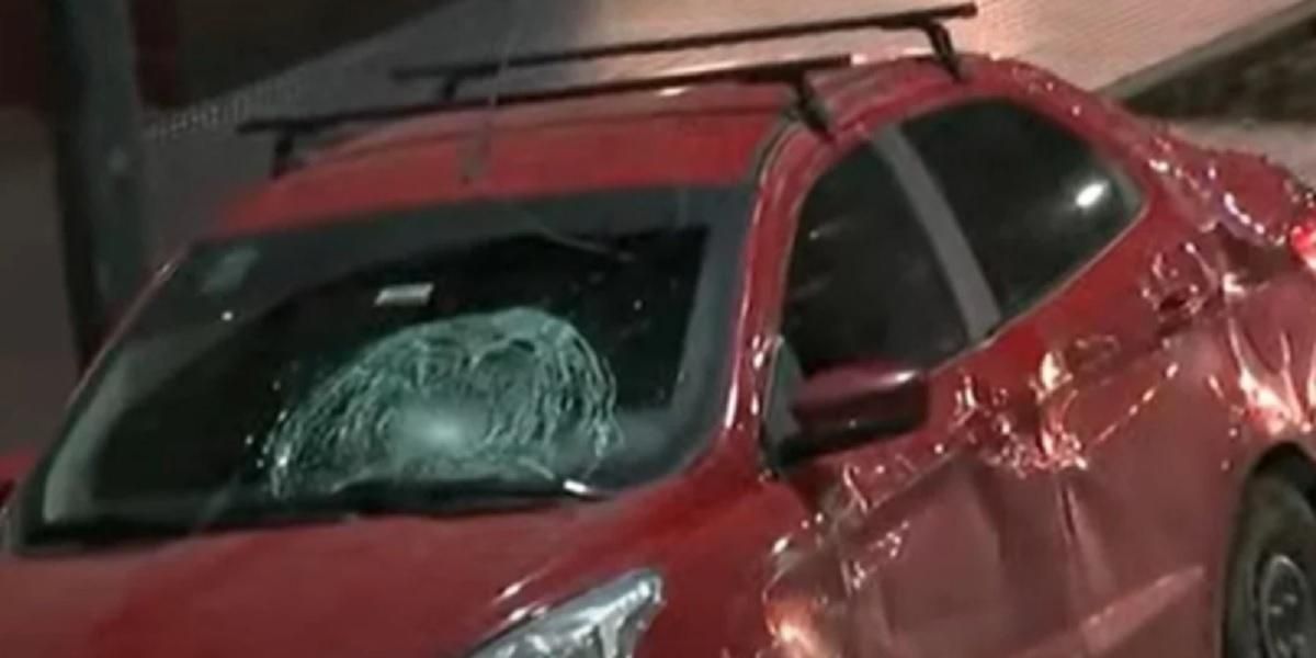 ¿Karma?: Dos carros atropellan a ladrón que se robó un celular y salió corriendo