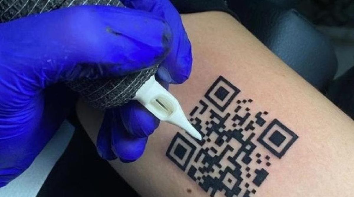 (Video) Un joven italiano se tatúa su certificado de vacunación en el brazo