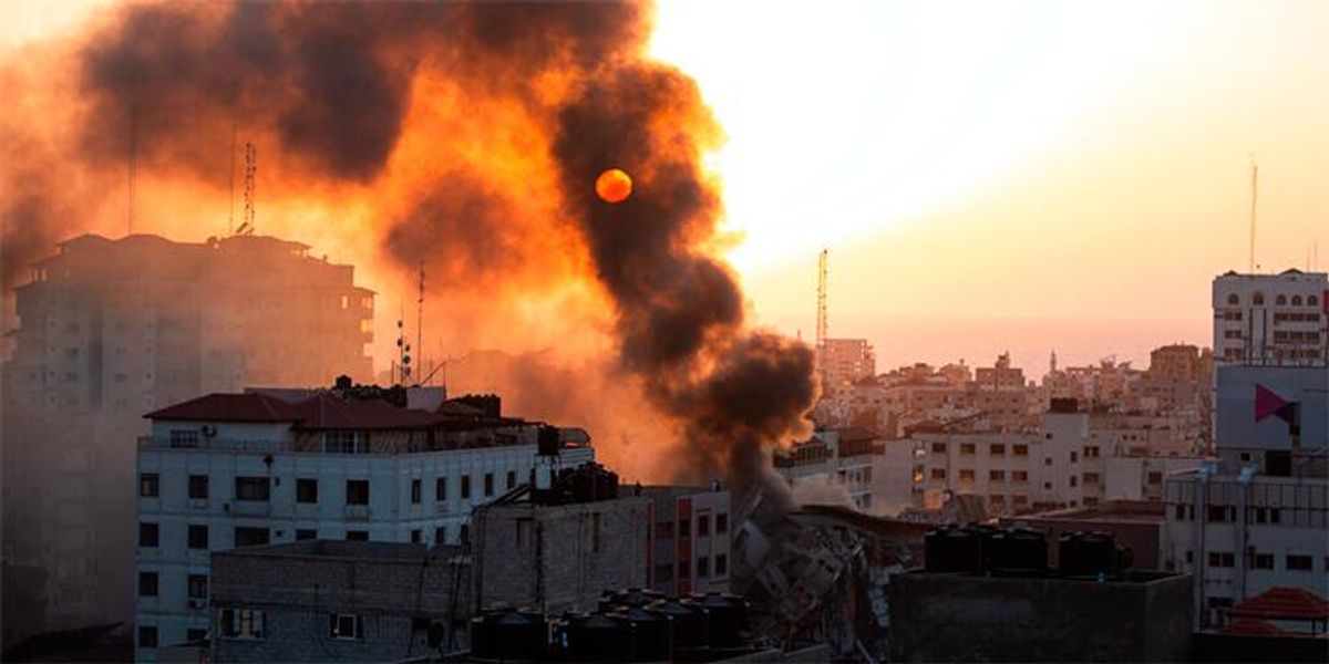 Israel bombardea Gaza tras disturbios en protestas en la valla de separación