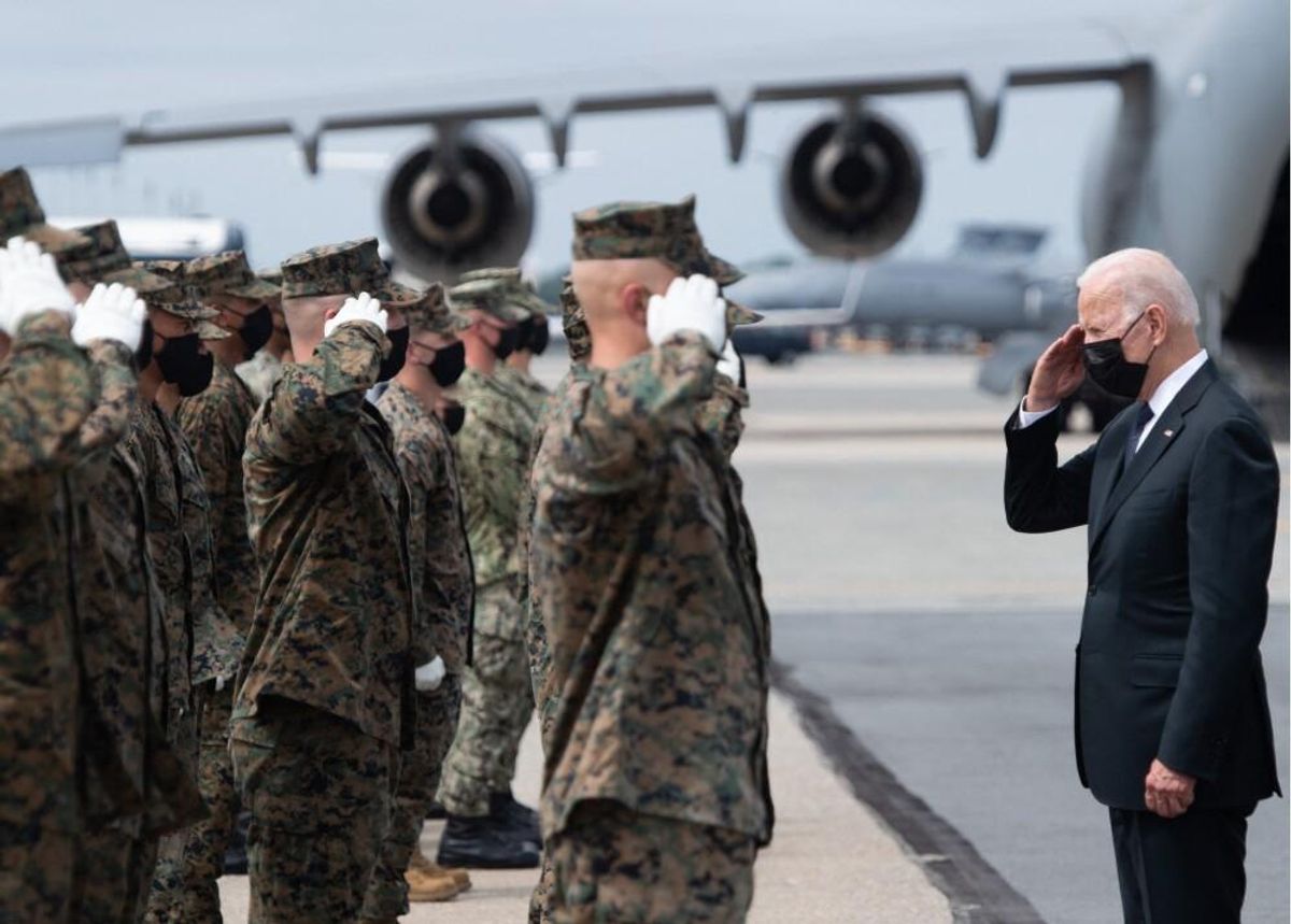 Entre críticas, Biden recibe los restos de los militares muertos en Afganistán