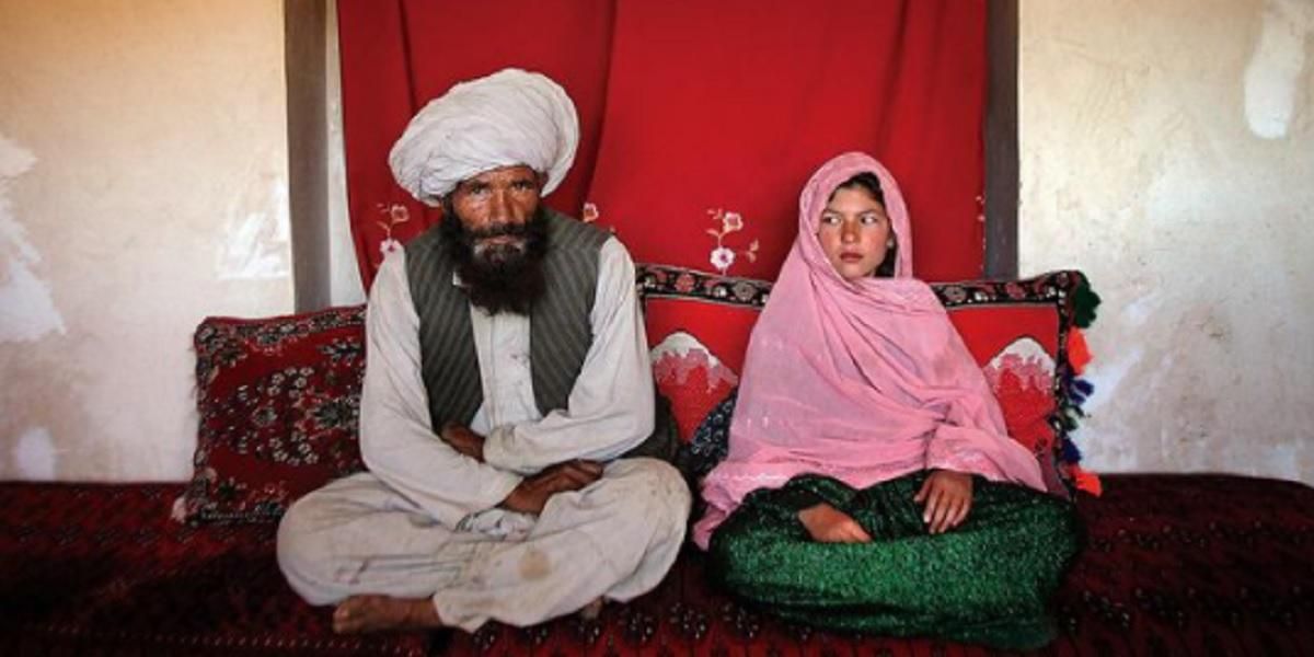 La escalofriante foto de una niña afgana de 11 años junto a su prometido 30 años mayor