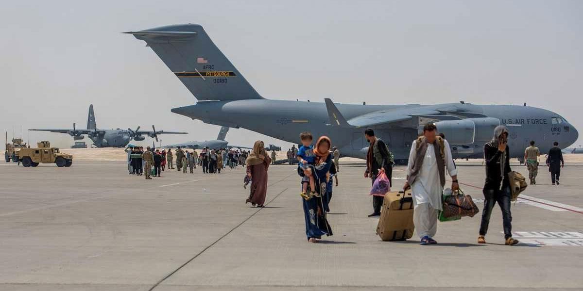 Talibanes quedaron decepcionados al descubrir el estado de los aviones y vehículos que EE. UU. dejó en Afganistán