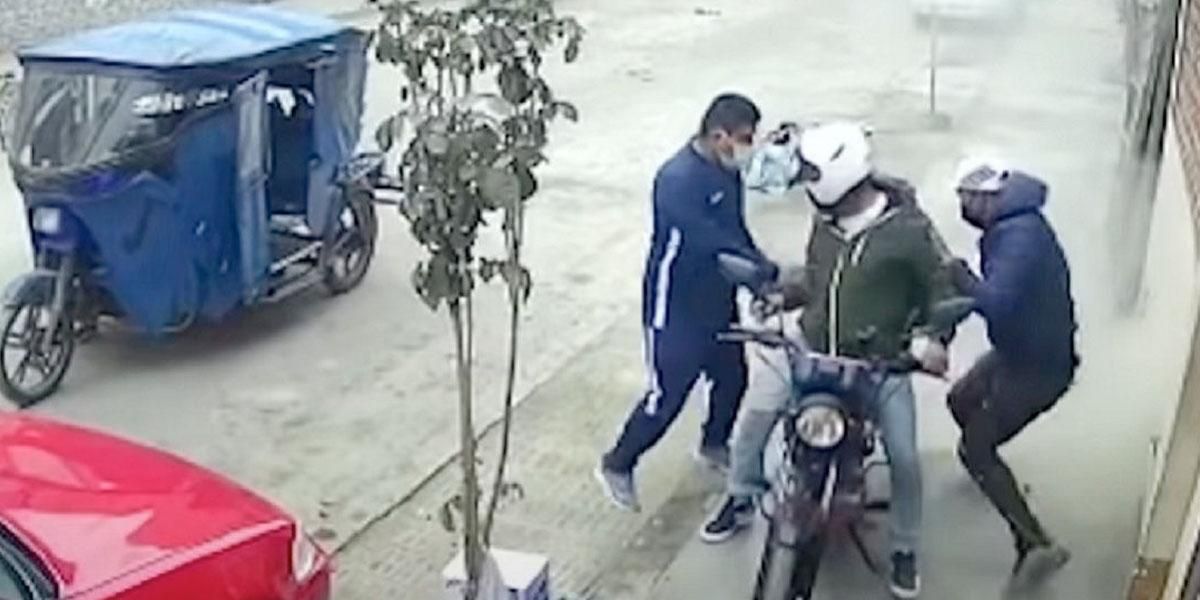 (Video) Albañiles lanzaron un bulto de cemento a ladrones para evitar el robo a un motociclista