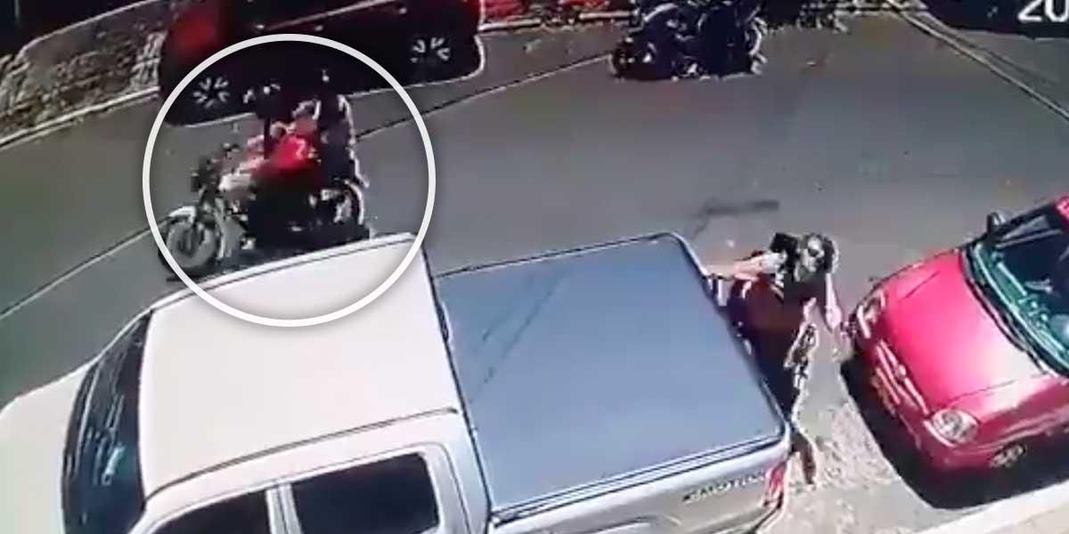 Por intentar robarla, ladrones empujan a motociclista y choca violentamente contra un carro