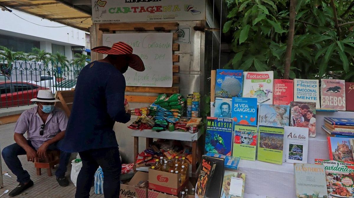 Libros a cambio de comida, la desesperada iniciativa de libreros en Cartagena