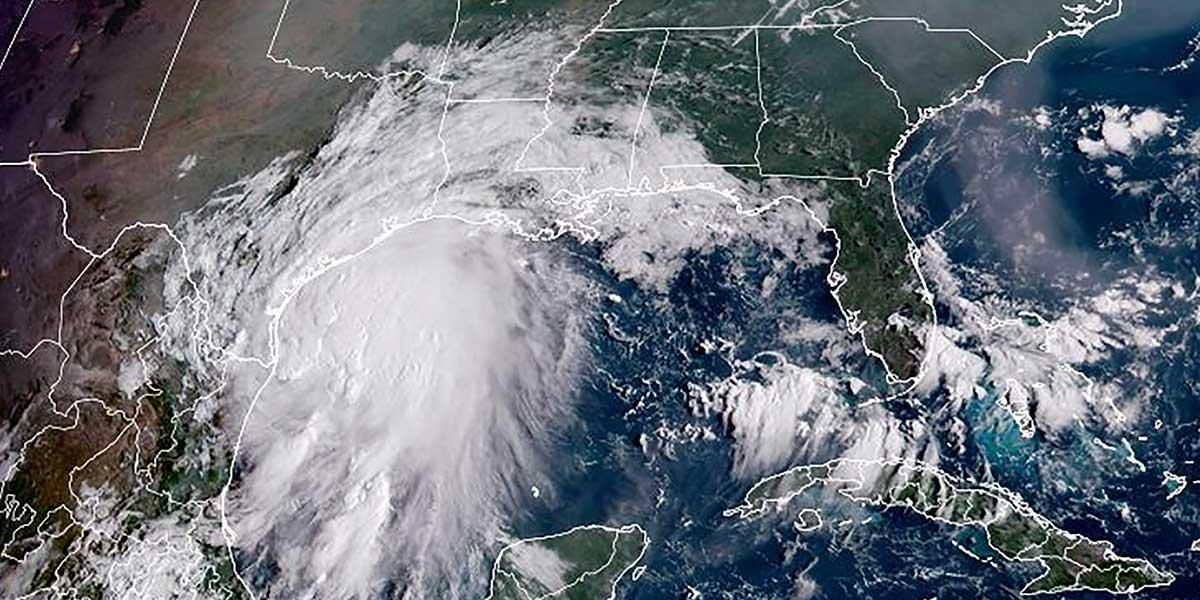 Huracán Nicholas toca tierra en Texas con amenaza de inundaciones y marejadas