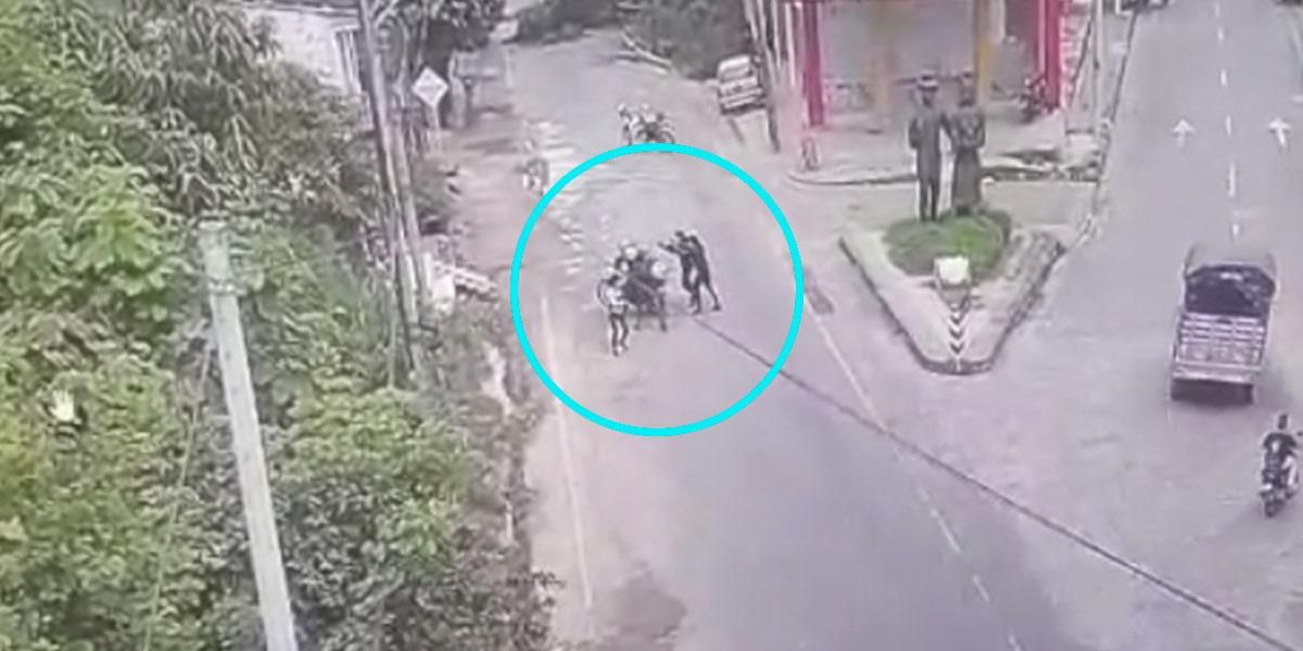 (Video) El momento en que hombres les disparan a dos policías en San Vicente del Caguán