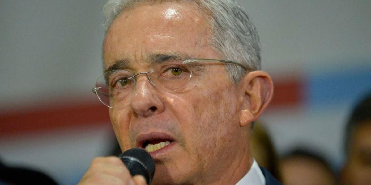 Álvaro Uribe denuncia ante la Fiscalía supuesta corrupción en la Alcaldía de Medellín
