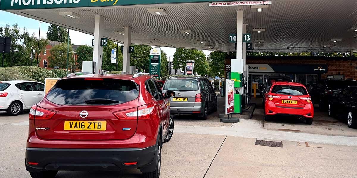 Reino Unido sin combustible: largas filas de vehículos y gasolineras suben precio