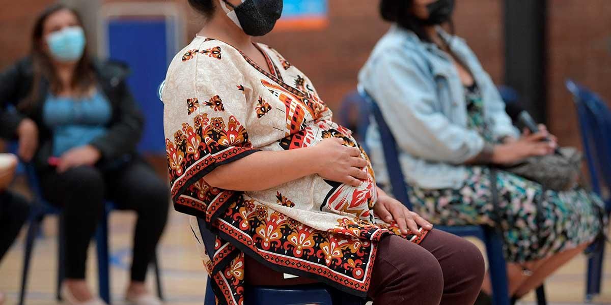 Hacen falta cerca de 30 mil mujeres embarazadas por vacunar en Bogotá