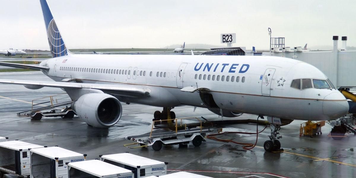 United Airlines despedirá a casi 600 trabajadores por negarse a vacunarse
