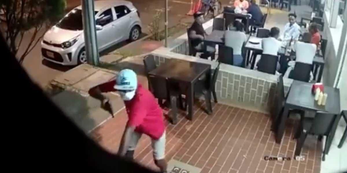 Ladrones que llegaron a robar en restaurante de Cali, fueron recibidos a bala por uno de los clientes