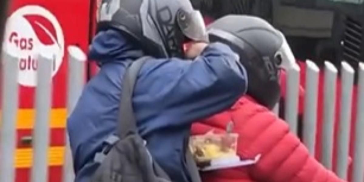 Parrillero moto sacó coca almuerzo av caracas Bogotá