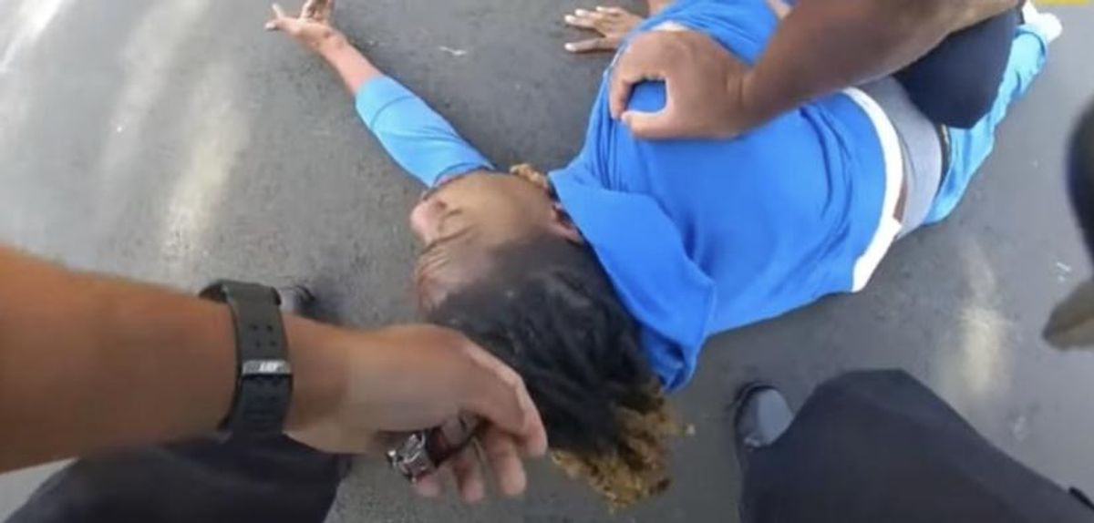 Video muestra a policías como sacan de un carro y arrastran a un hombre parapléjico