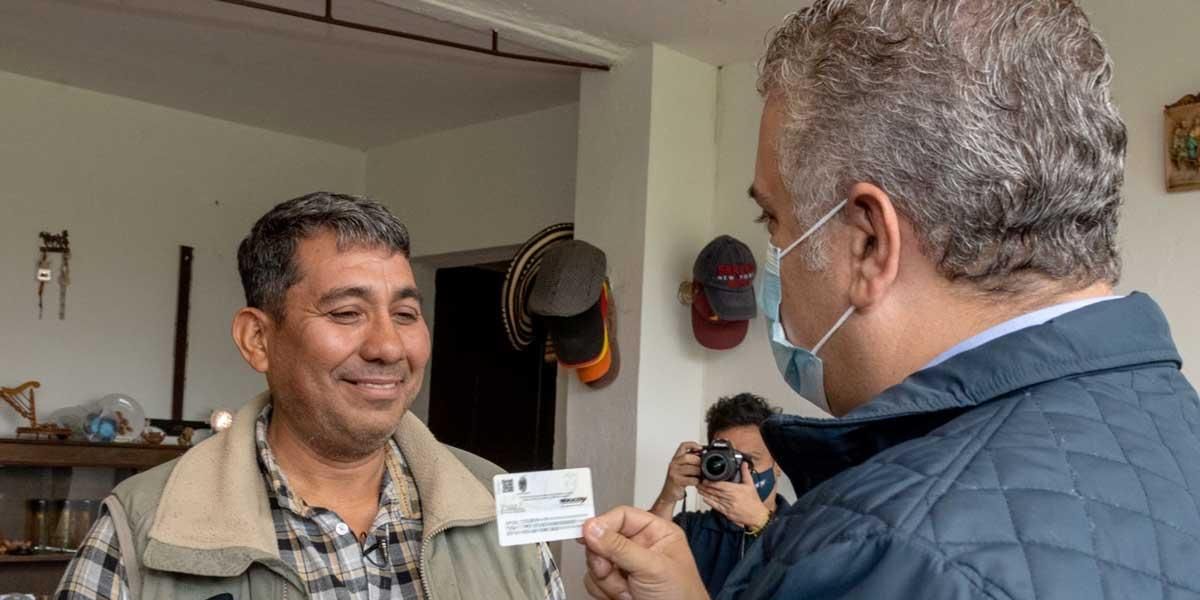 Duque entregó a ciudadano venezolano la primera tarjeta de permiso de protección temporal