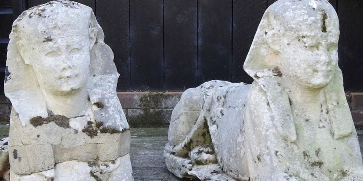 Una familia británica descubre que las dos esculturas de su jardín son esfinges del Antiguo Egipto