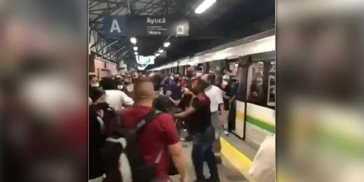 Pánico por riña con cuchillo dentro del metro de Medellín
