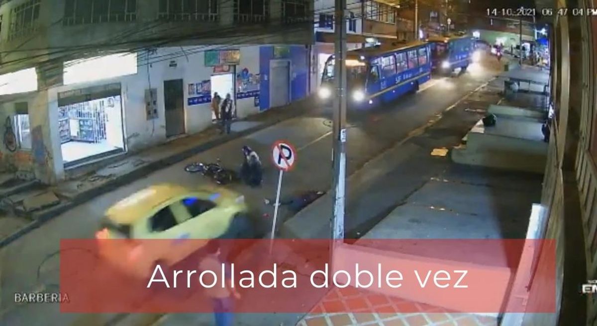 En video: Mujer es atropellada por una moto y un taxi al mismo tiempo en Bogotá