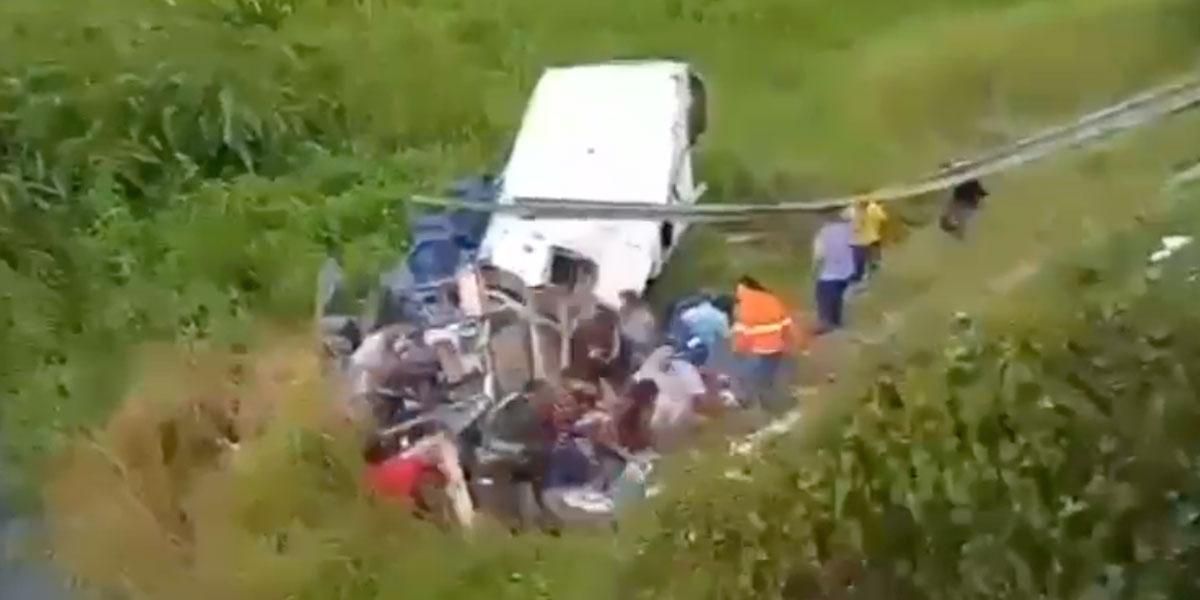 Dos muertos y varios heridos por bus que cayó al vacío en Gambote, Bolívar