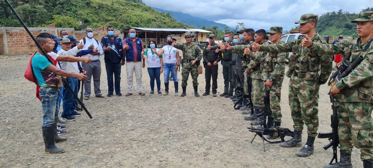 Comunidades indígenas de Atrato entregaron a siete militares y tres policías retenidos