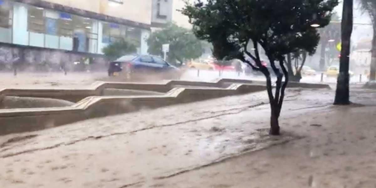 (Video) Fuertes lluvias provocaron grave inundación en el centro de Bogotá