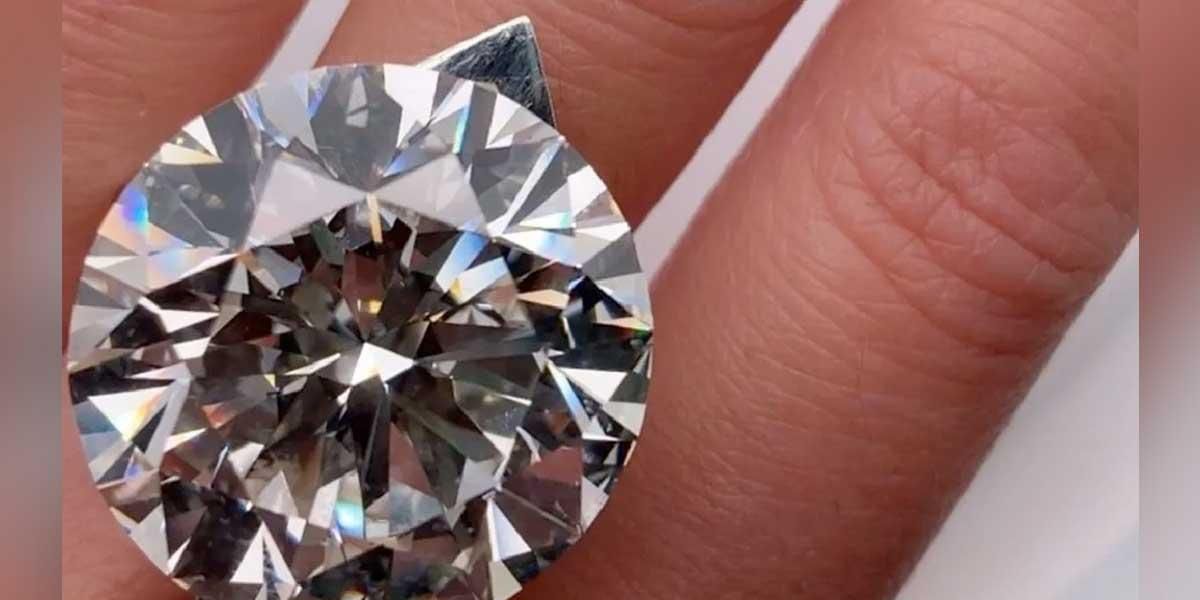 Una mujer casi tira a la basura un diamante valorado en más de dos millones de dólares
