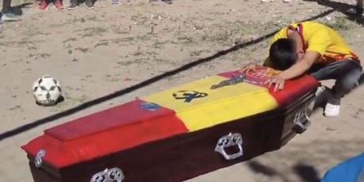 (Video) Curioso funeral: llevan ataúd de joven a cancha de fútbol y lo despiden con penales