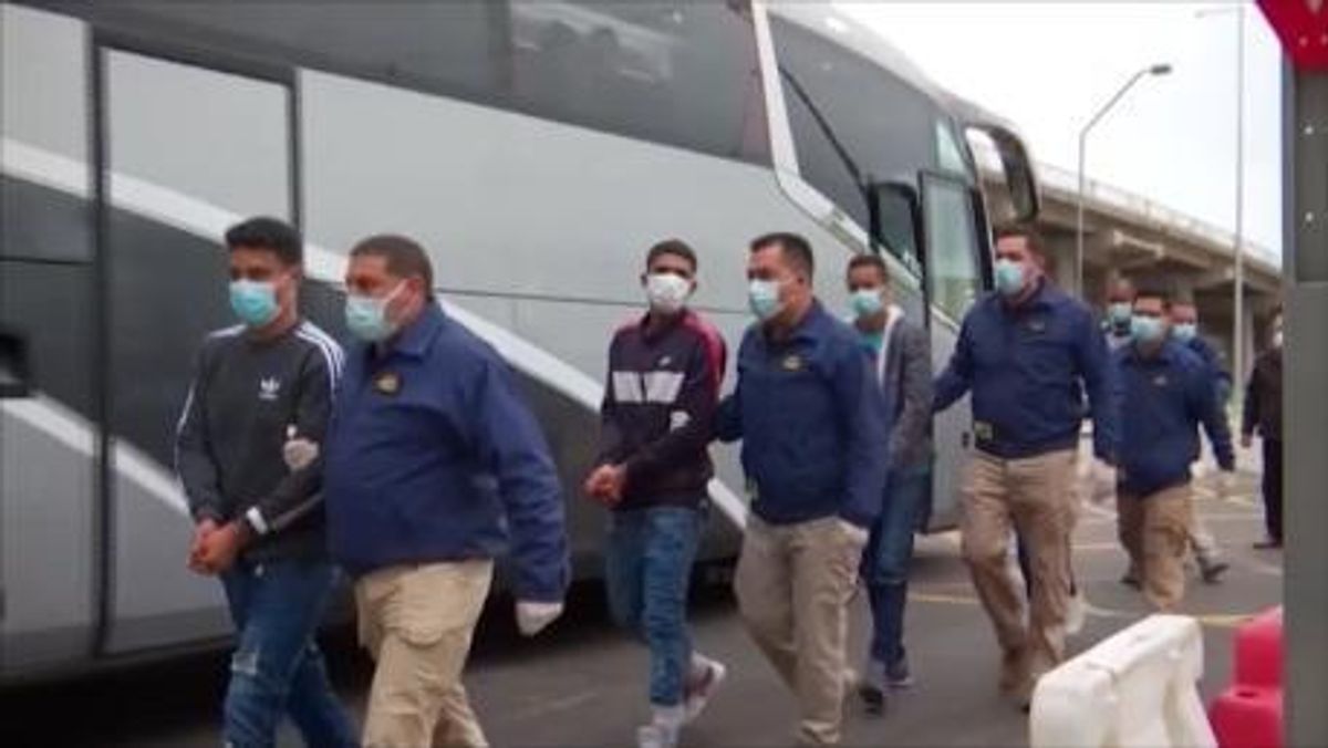 Chile expulsa a 120 venezolanos y colombianos en la mayor deportación del año