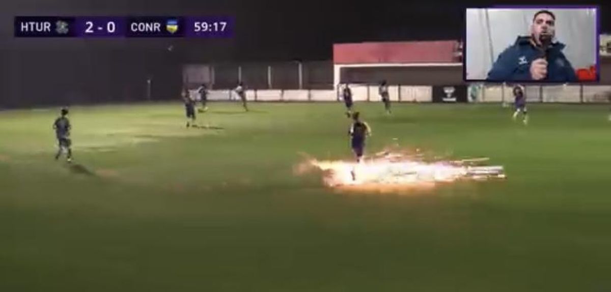 Video: Un futbolista es alcanzado por una bengala arrojada a la cancha por hinchas del equipo rival