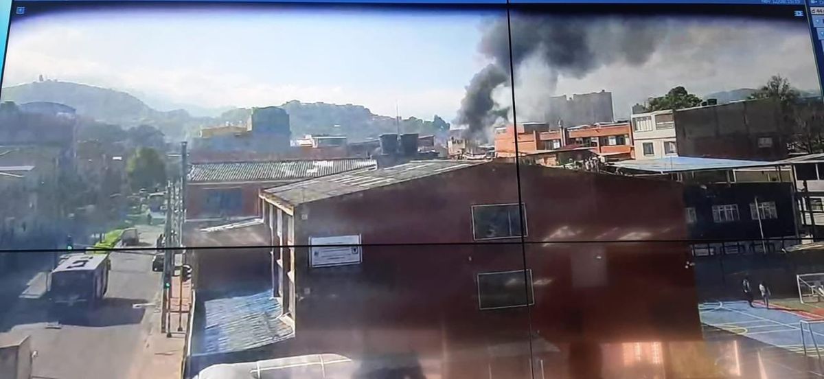 Controlan incendio en una bodega de colchones en Bogotá