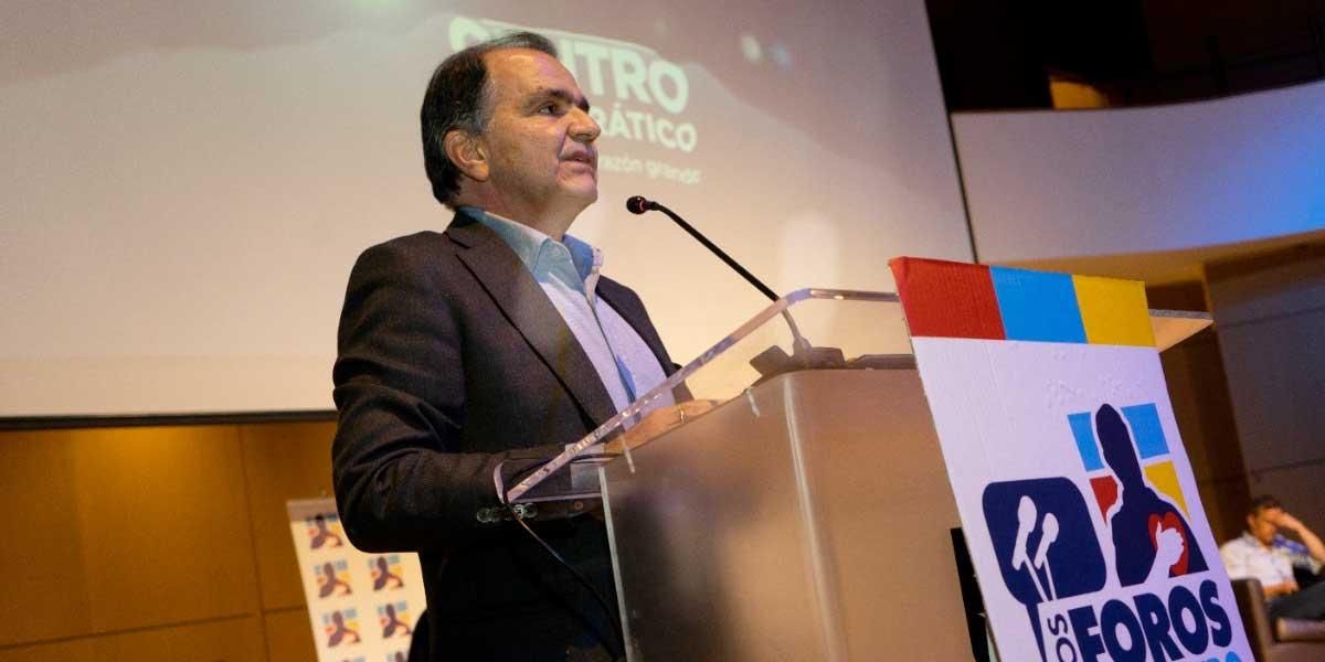 Óscar Iván Zuluaga dio positivo para COVID-19 tras debate con precandidatos