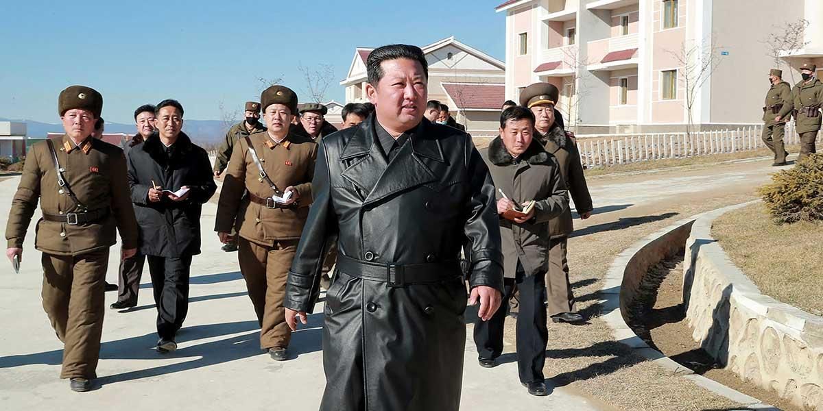 Kim Jong-un prohíbe los abrigos de cuero para evitar que sus ciudadanos copien su apariencia