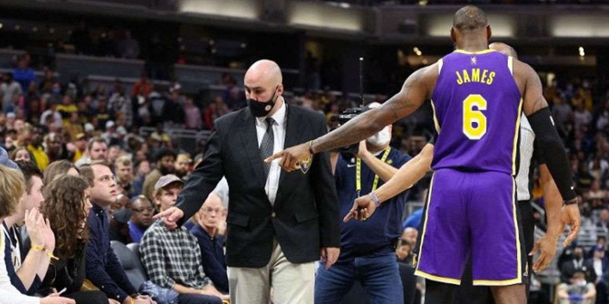 LeBron James hace que expulsen a dos espectadores durante un partido de la NBA