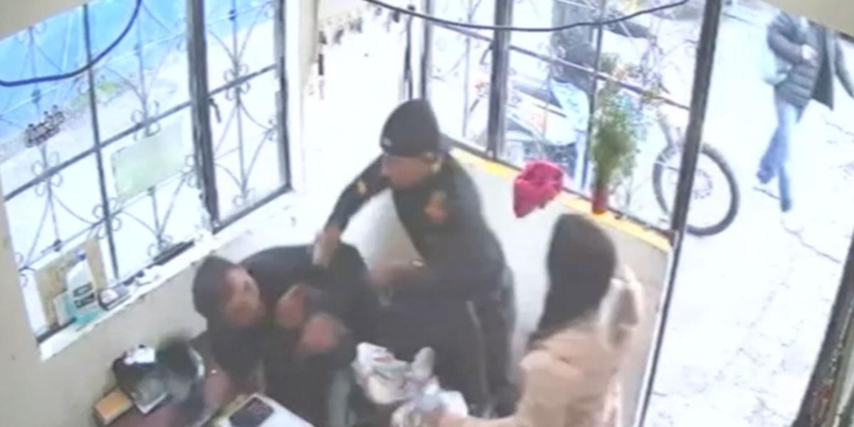 (Video) A puños y patadas un hombre agredió a un vigilante en Bogotá