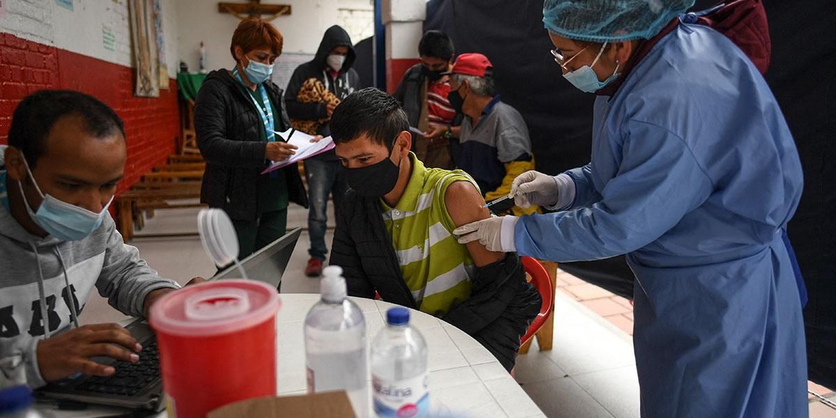“Debemos vacunar al 90 % de la población con al menos una dosis para diciembre”: MinSalud