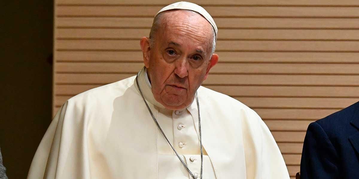 El papa critica a los cristianos que “rezan como papagayos”