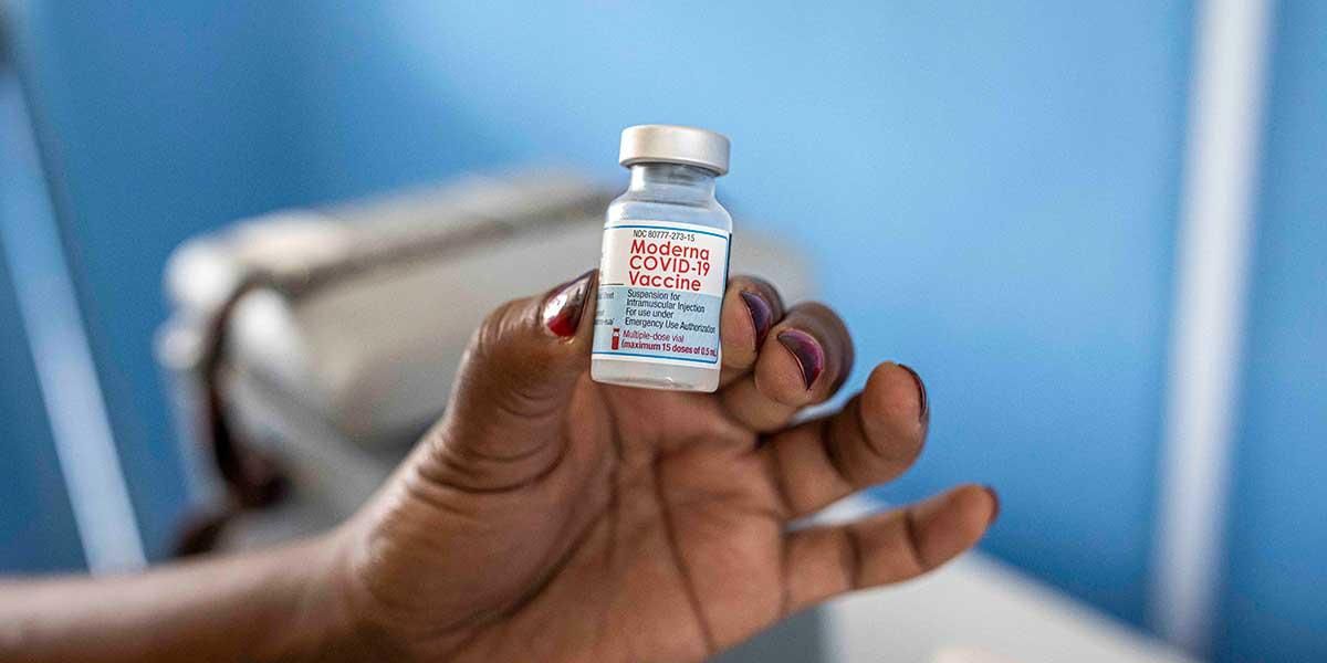 Vacunas podrían ser menos efectivas contra variante Ómicron, según jefe de ‘Moderna’