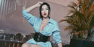 Aida Victoria Merlano diminuto bikini negro presumiendo curvas - Canal 1