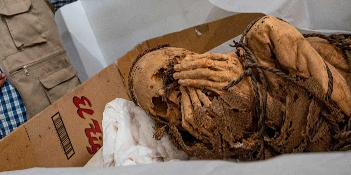 Las impactantes fotos de la momia preinca atada que fue hallada en Perú