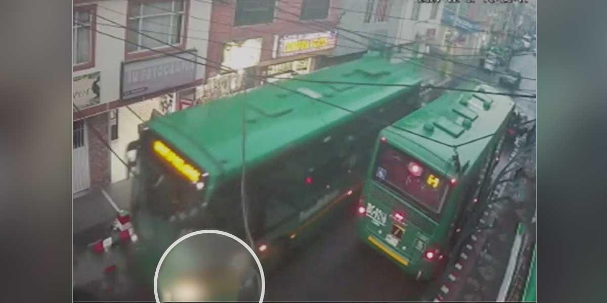 Video: niño muere al ser atropellado por un bus alimentador en Bogotá