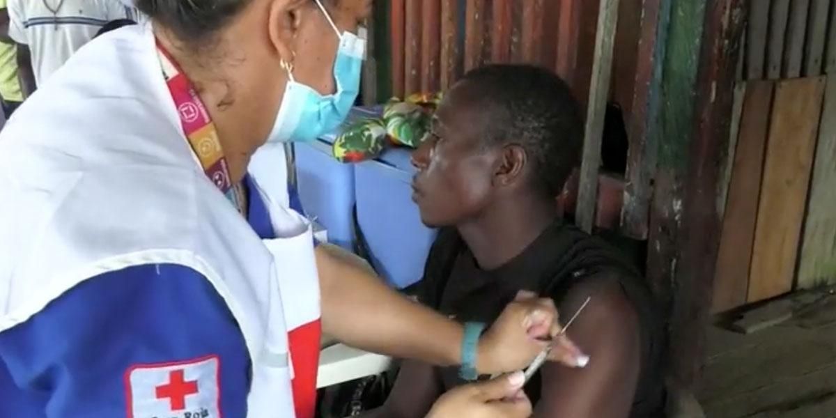 Vacunadores de la Cruz Roja llegan a zonas de conflicto en lo profundo de la selva chocoana