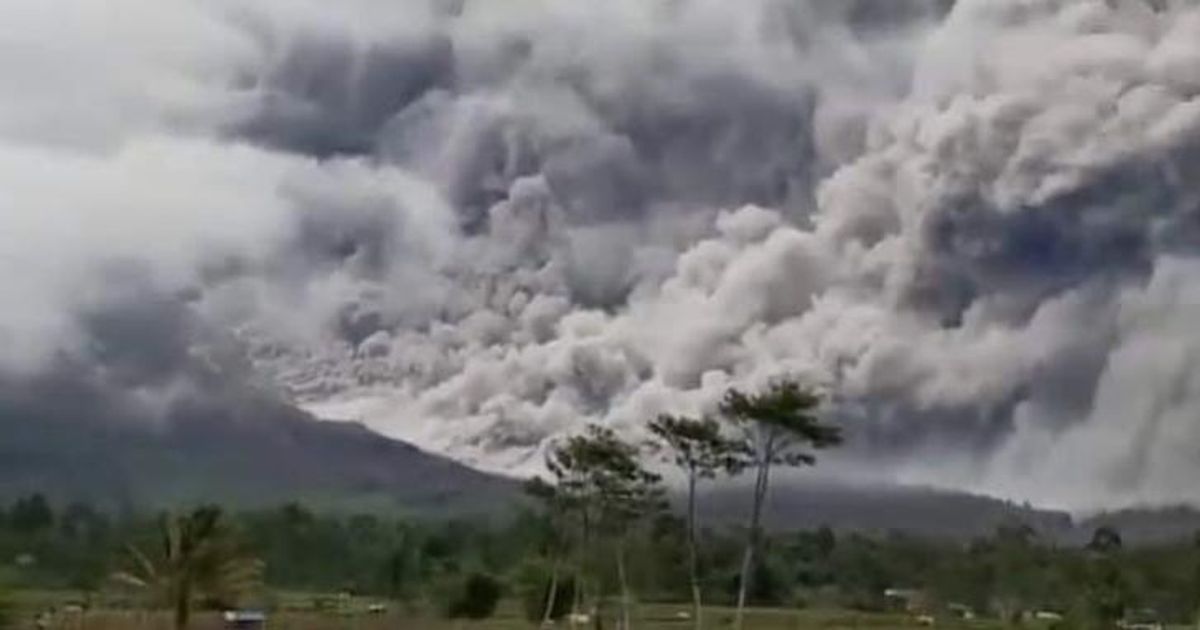 La impresionante erupción del volcán Semeru en Indonesia cubrió de ceniza a la población