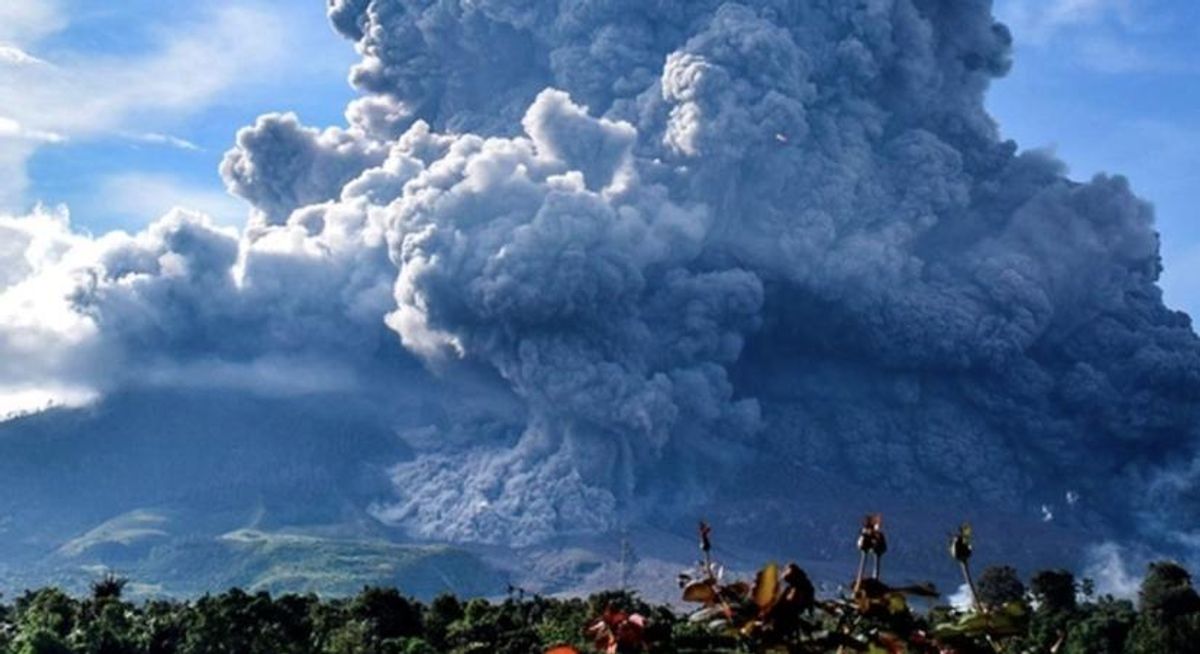 La erupción de un volcán en Indonesia deja varios muertos y decenas de heridos