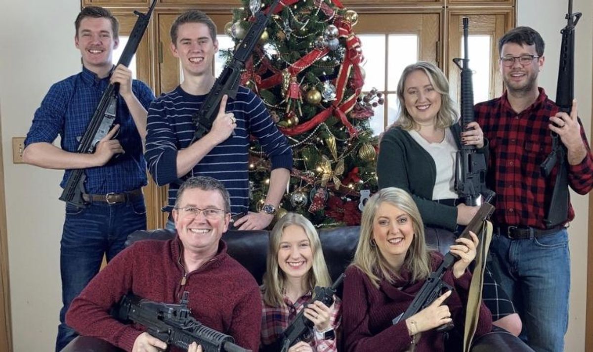 “Santa, trae munición por favor”: congresista de EE.UU. desata polémica por foto navideña
