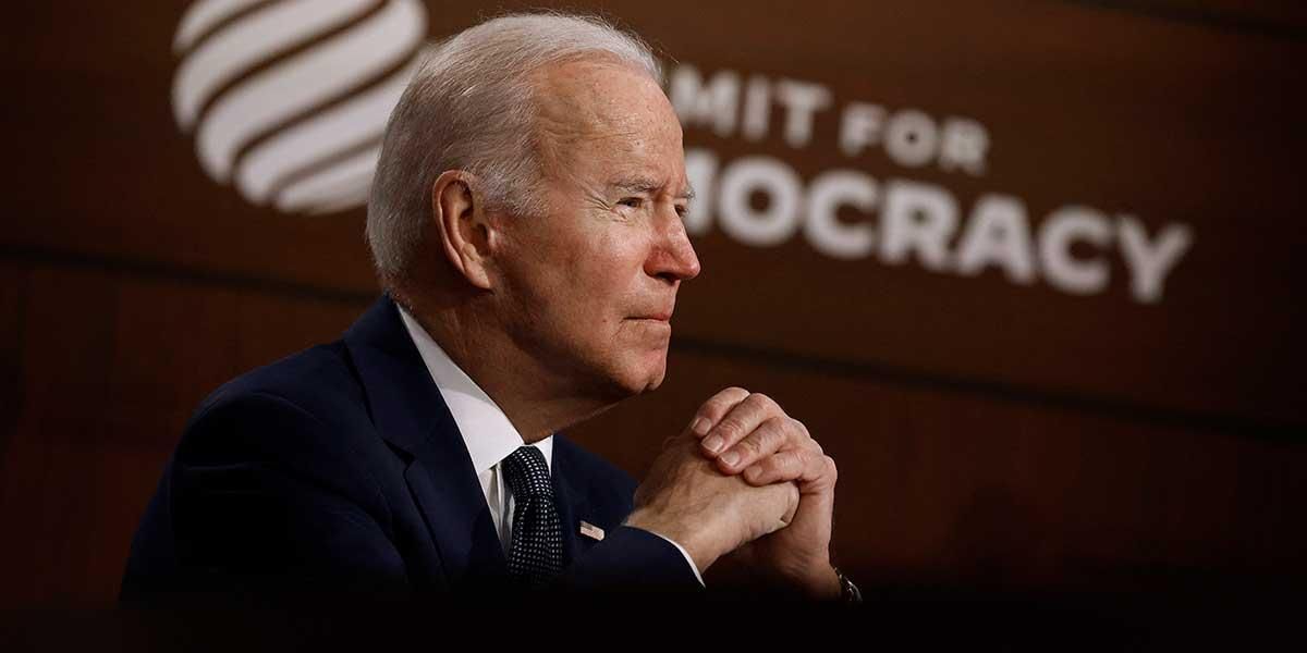Biden urge a defender la democracia ya que “no ocurre por accidente”