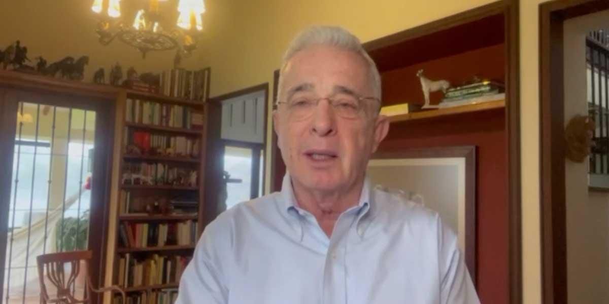 Expresidente Uribe apoya aumentar el salario mínimo por encima del 10%