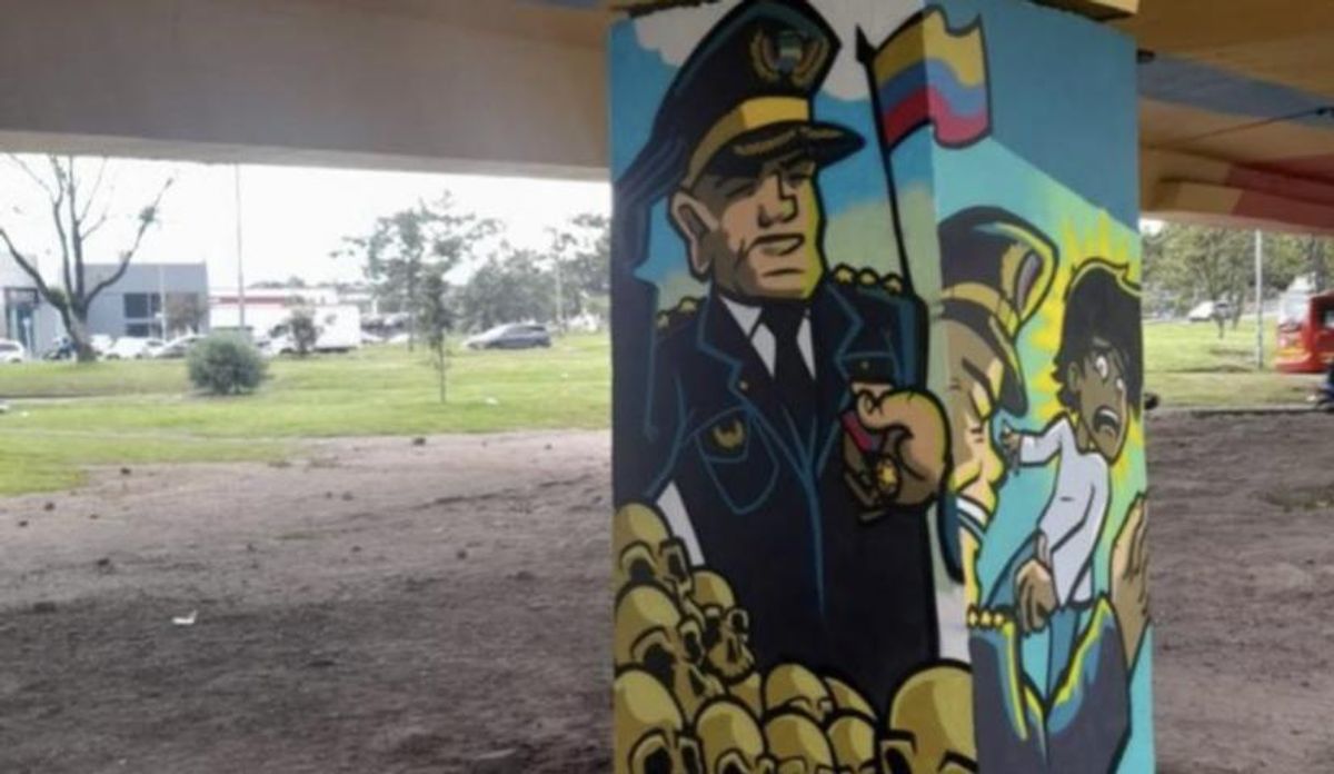 Polémica por mural sobre abuso policial en puente de Bogotá