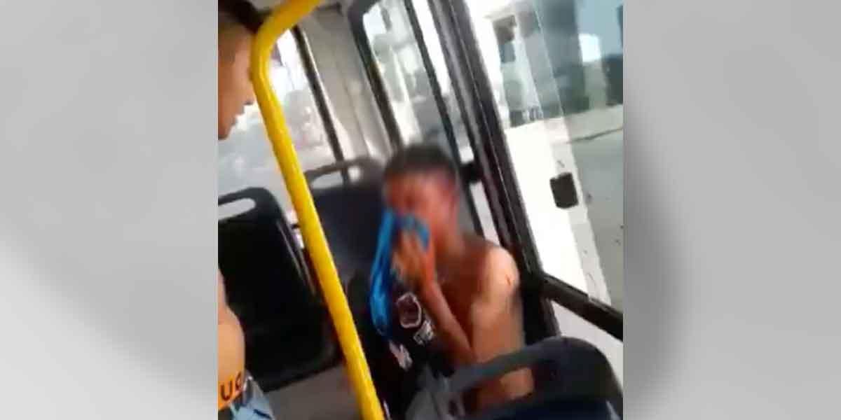 (Video) Pasajeros de un bus desnudaron y golpearon a un menor que quiso robar un celular
